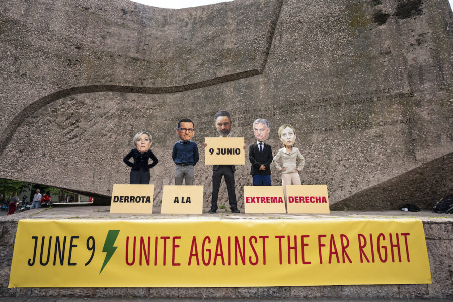 Gul banderoll: 9 juni ena er mot extremhögern och fem inklippta ansikten på europeiska ledare på underdimensionerade kroppar.