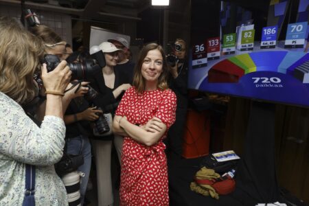 Li Andersson i röd klänning