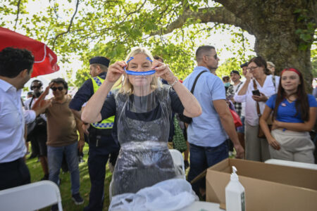 Magdalena Andersson med sjukvårdsskyddsutrustning på valmöte