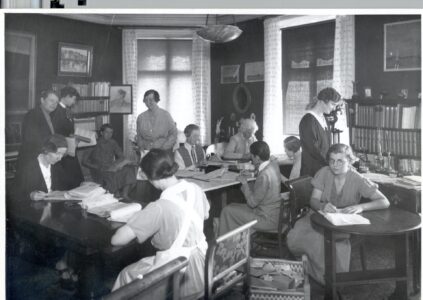 historisk bild med tolv kvinnor vid KvinnSam 1935