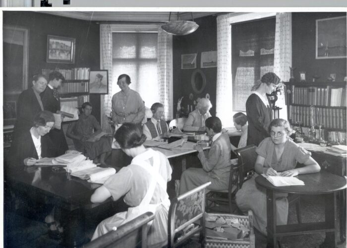 historisk bild med tolv kvinnor vid KvinnSam 1935