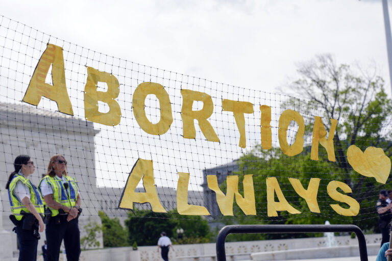 Abortion always står det på stängslet framför USA:s högsta domstol