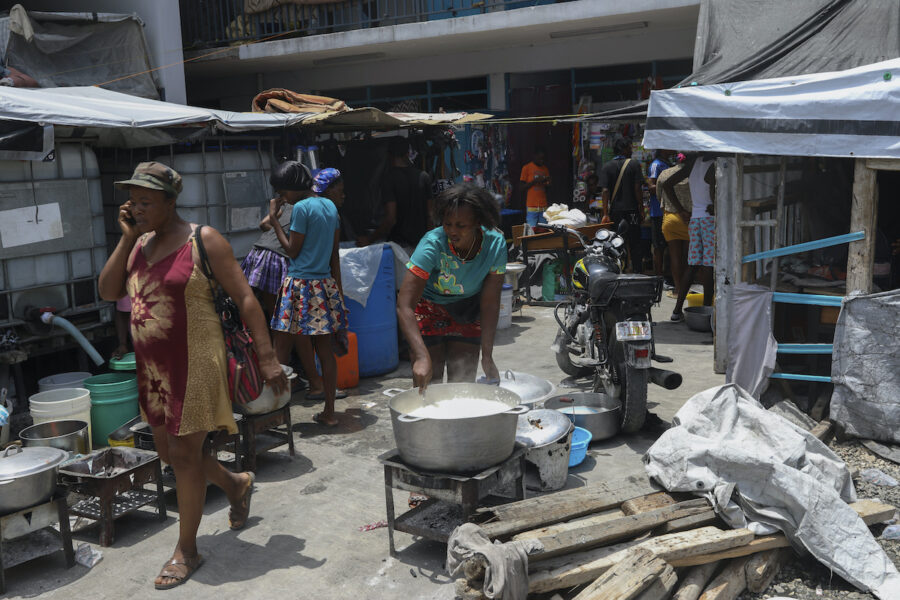 Matlagning i ett av de provisoriska lägren för internflyktingar i närheten av huvudstaden Port-au-Prince, Haiti.