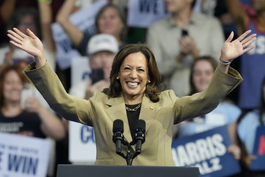 Kamala Harris leder före Donald Trump i tre nyckeldelstater visar en ny opinionsundersökning.