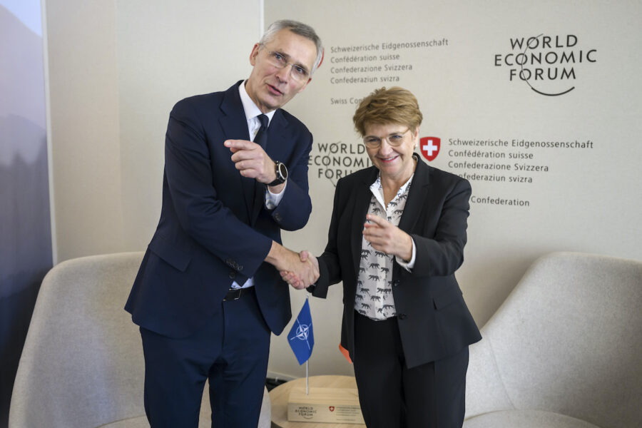 Natos generalsekreterare Jens Stoltenberg skakar hand med Schweiz president Viola Amherd i samband med ett bilateralt möt under World Economi Forum i Davos, Schweiz i januari 2024.