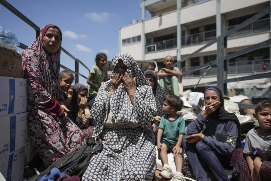 Kvinnor och barn evakueras efter att ha varnats av israelisk militär att skolan i Deir al-Balah, Gaza, där de sökt skydd skulle komma att bombas.