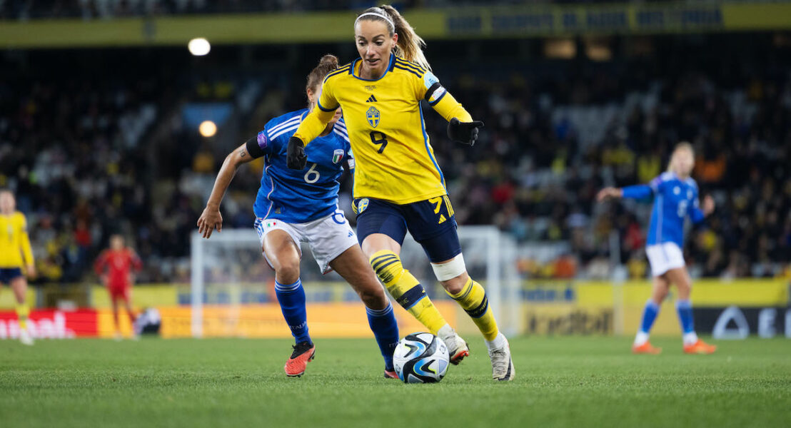 Kosovare Asllani i landslagskläder under en landskamp mot Italien