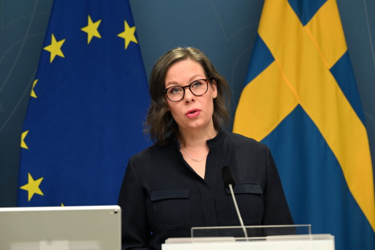 Utrikesminister Malmer Stenegard och svenska och EU-flaggan bakom