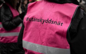 Rosa väst där det står Utan skyddsnät