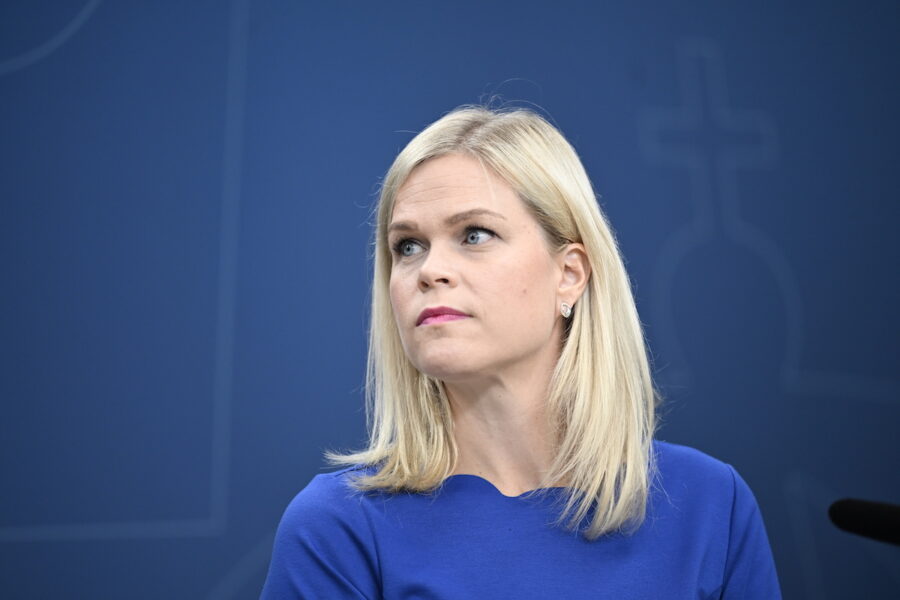 Jämställdhetsminister, Paulina Brandberg, och regeringen får kritik för hur de arbetar med hedersrelaterat förtryck och våld.