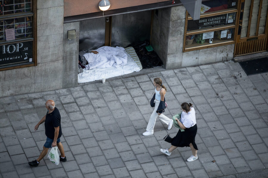 Sänkta skatter för de rikaste och neddragningar i välfärden ökar den sociala ojämlikheten och får jämställdheten att rasa.