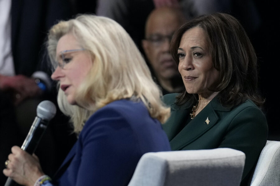 Kamala Harris tillsammans med tidigare republikanska kongressledamoten Liz Cheney.