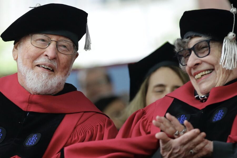 Kompositören John Williams och författaren, litteraturkritikern och feministen Sandra Gilbert under en ceremoni på Harvard 2017.