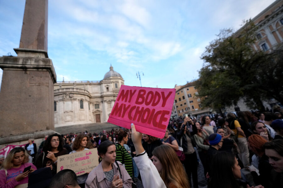 Demonstration för rätten till abort med plakatet: Min kropp, mitt val.