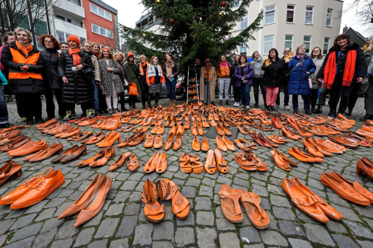 Orangea skor för att uppmärksamma våld mot kvinnor.