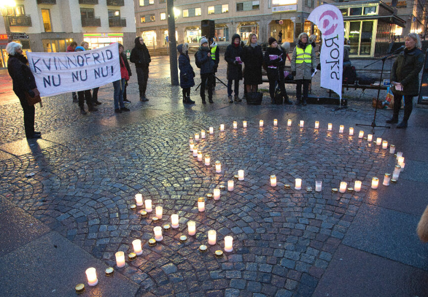 Ljus bildar feministsymbol på marken.