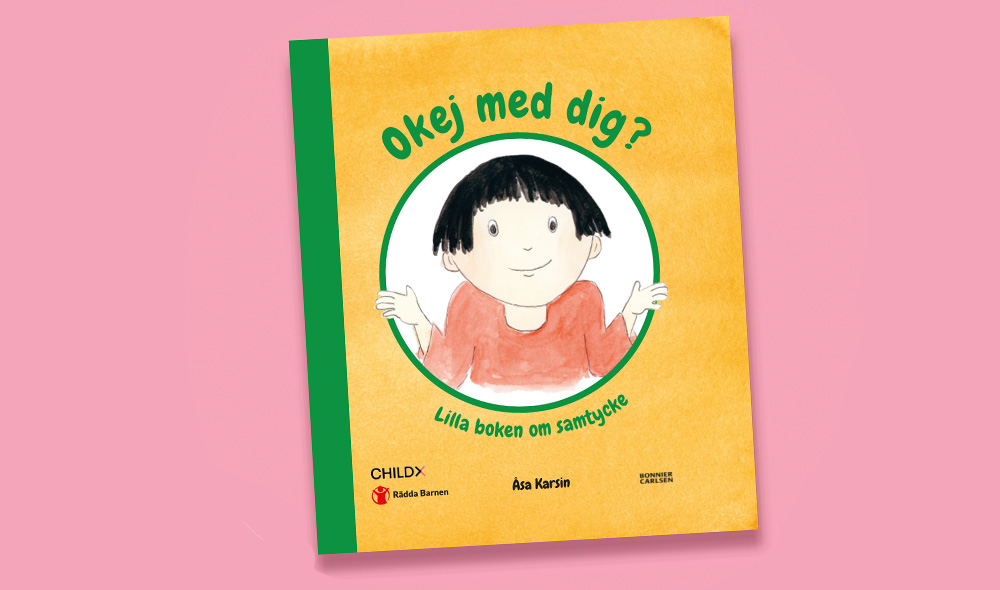 Litet barn med mörkt hår i gult bokomslag.