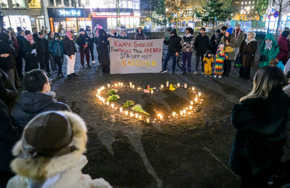 Ljus formar ett hjärta i en manifestation.