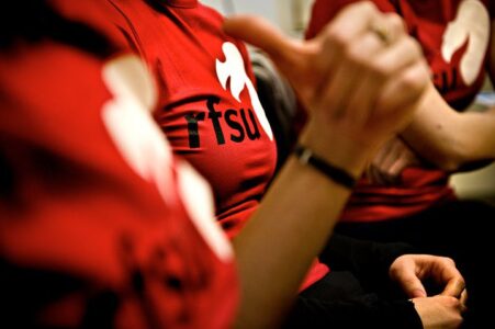 personers med röda t-shirtar.