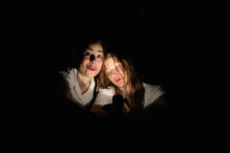 Två kvinnor i mörker.