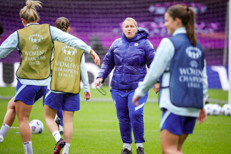 Tre fotbollsspelare och tränaren Emma Hayes på plan.