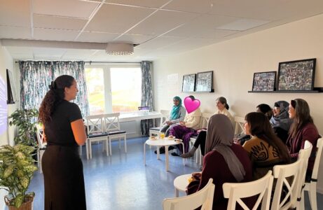 Najat Abbas föreläser.