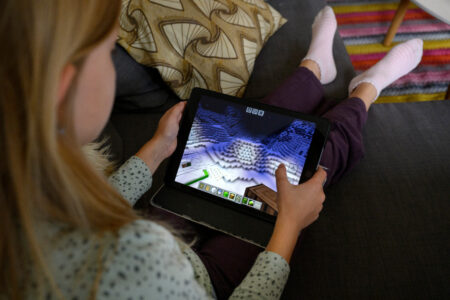 En flicka spelar på sin platta.