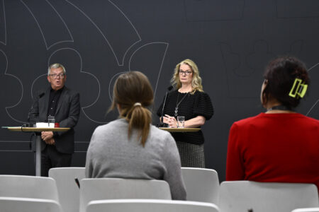 Utredare Thomas Persson och skolminister Lotta Edholm.