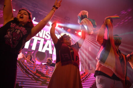 Rosa ljus och glada människor.