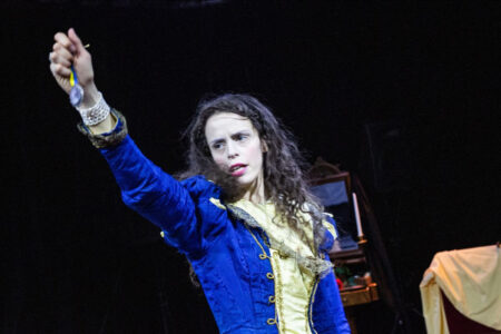 Cecilia Säverman med höjd arm och klädd i blått.