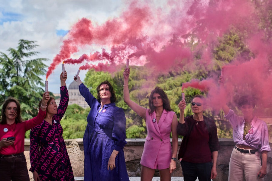 Rosa rökprotest i Vatikanen.