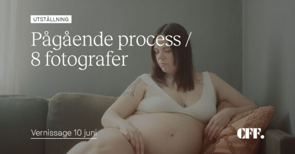 Kvinna i bh sitter i fåtölj.