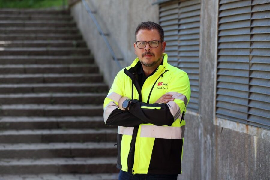 Emil Persson invid en trappa i varseljacka.