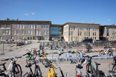 Cykelställ och polisband utanför skola.