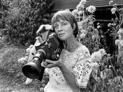 Mai Zetterling med kamera.