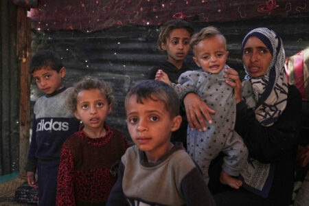 Palestinska barn i Khan Younis liksom Wedad Abdelaal till höger.