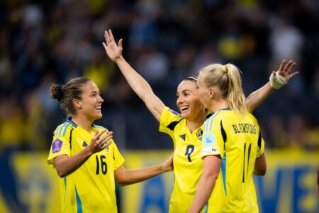 Angeldahl, Asllani och Blackstenius firar mål i landslaget.