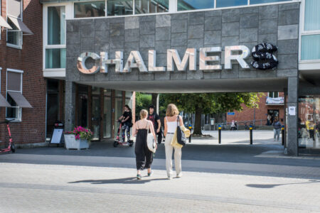 Studenter vid ingången till Chalmers.