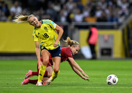 Fridolina Rolfö i blågult.