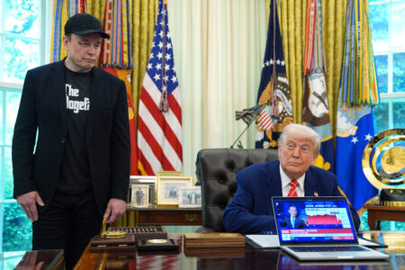 Elon Musk och Donald Trump i Vita huset.