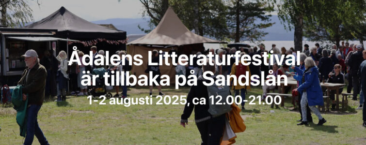 Människor och stånd vid festival utomhus.