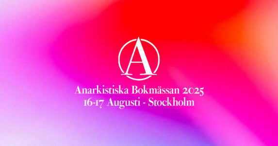 Vitt anarkist-A på rosa-röd bakgrund.