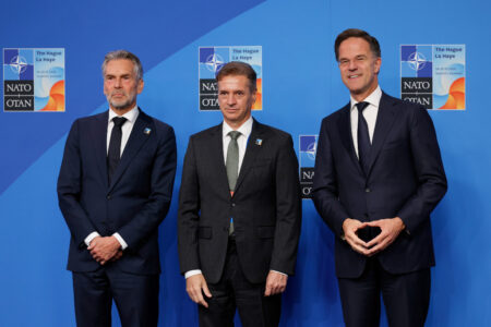 Dick Schoof, Robert Golob och Mark Rutte i kostym mot blå bakgrund.