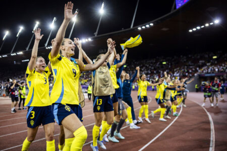 Det svenska fotbollslandslaget med lagkapten Kosovare Asllani.