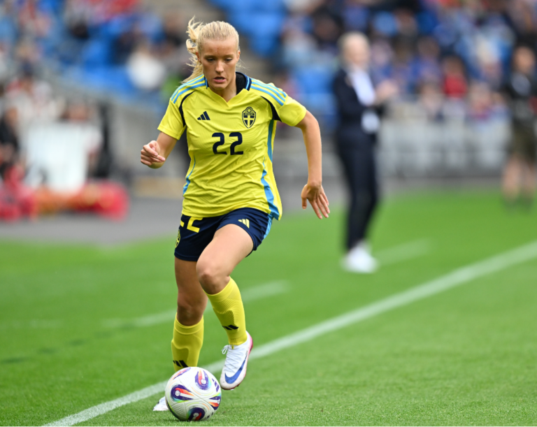 Smilla Holmberg i blågult med siffran 22 på tröjan.