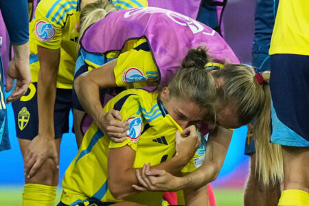 Filippa Angeldahl i blågult tröstas av lagkamraterna.