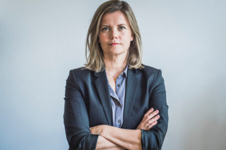 Malin Nilsson i kavaj med armarna i kors.