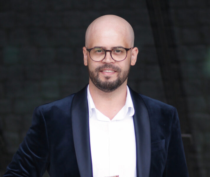 Journalisten och författaren Ali Alabdallah, i kavaj och vit skjorta.