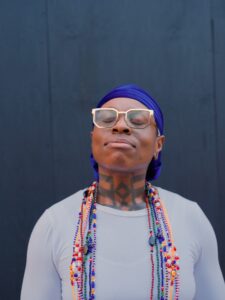 Evan Ifekoya blundar och tittar uppåt.