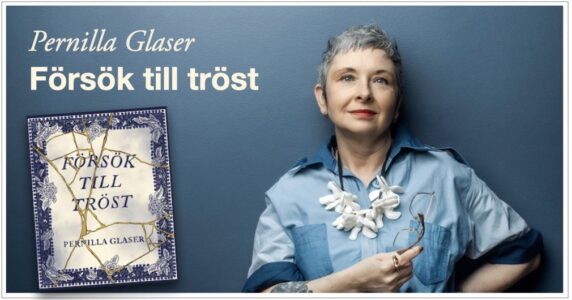 Pernilla Glaser i blå skjorta, håller i glasögon, mot en blå bakgrund.